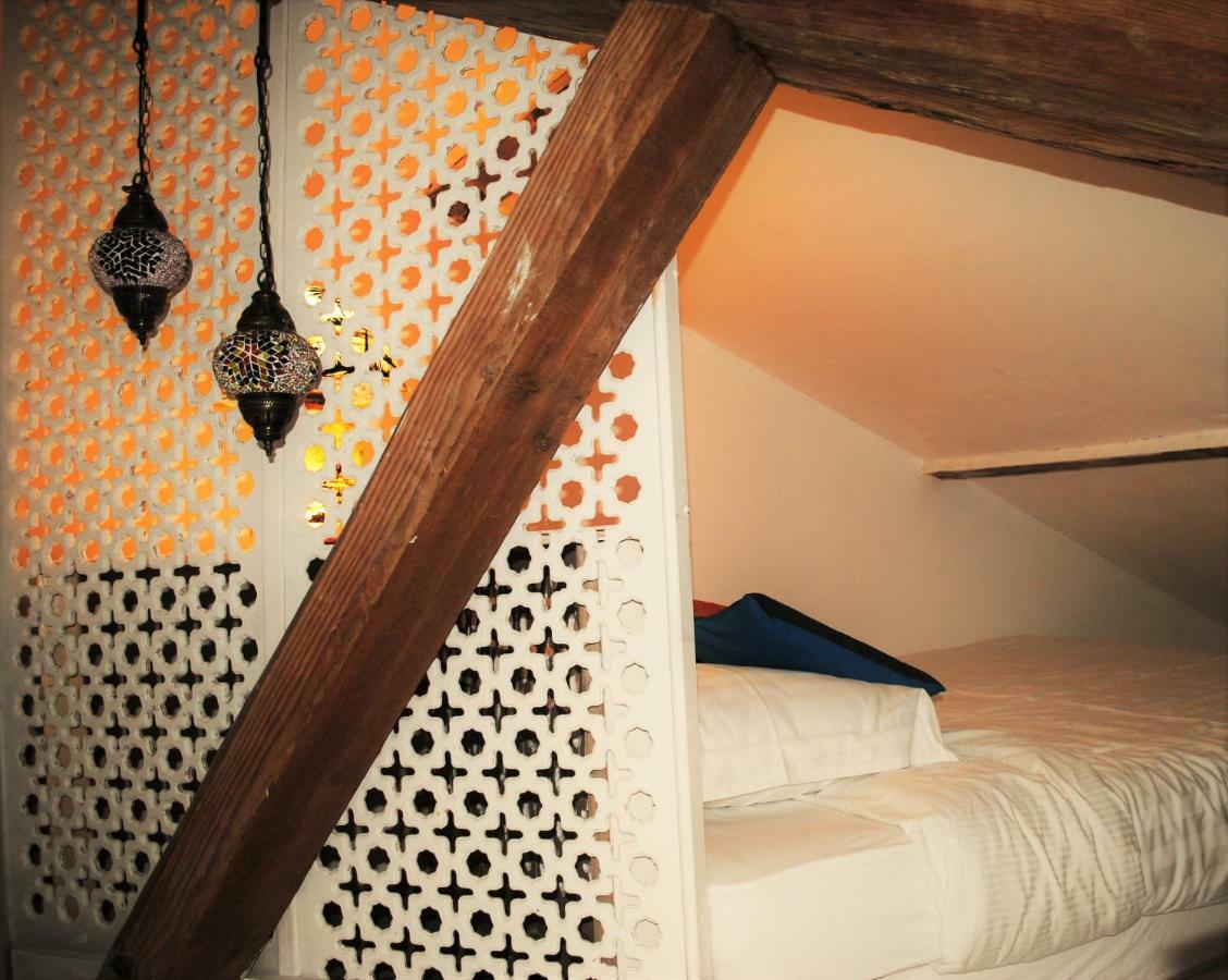 Bed and Breakfast Les Routes Du Monde Saint-Genies-de-Comolas Экстерьер фото